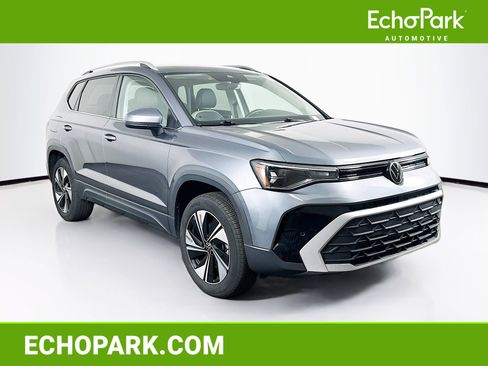 Used 2025 Volkswagen Taos SE AWD/4WD image 1