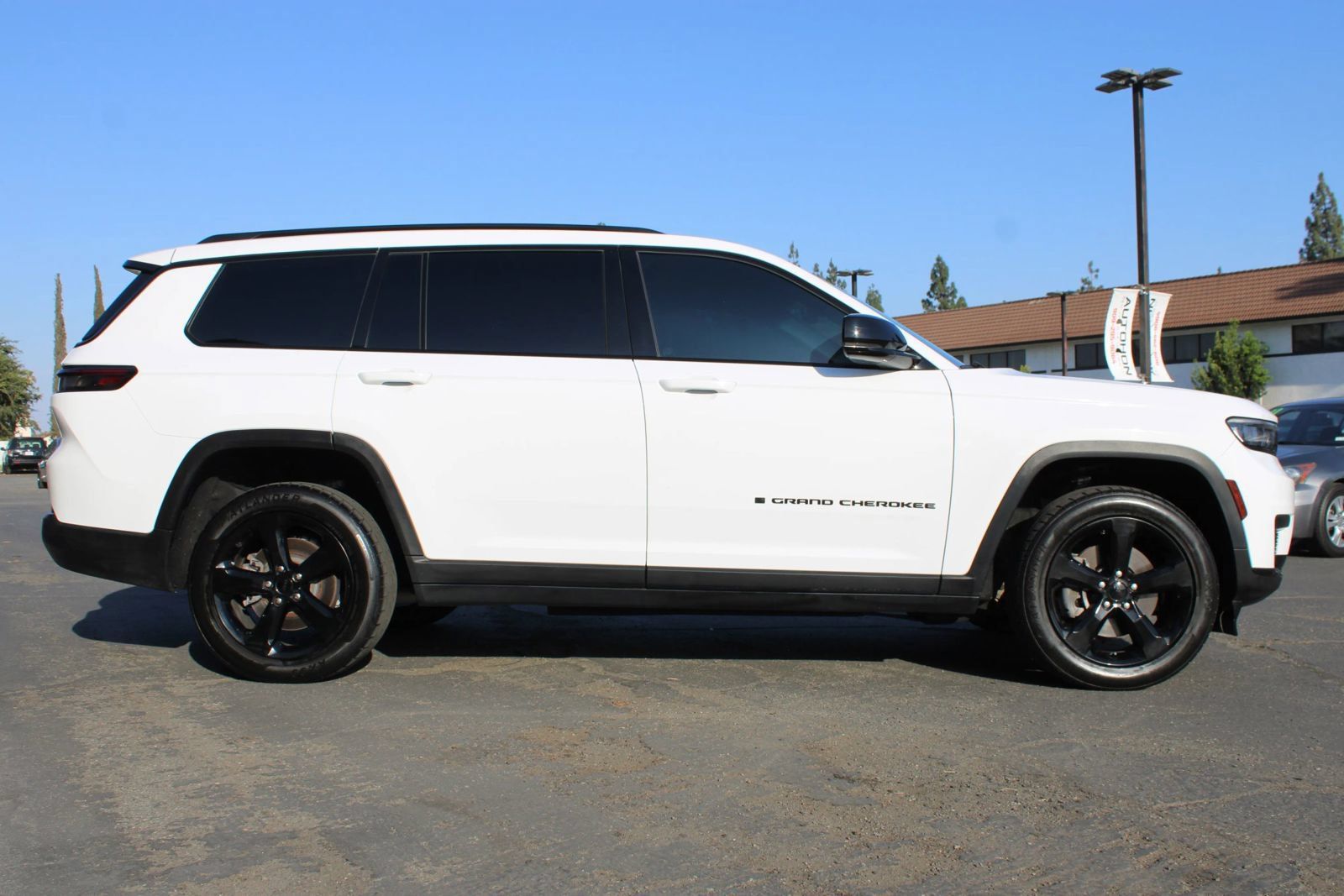 Used 2023 Jeep Grand Cherokee L Laredo RWD image 41