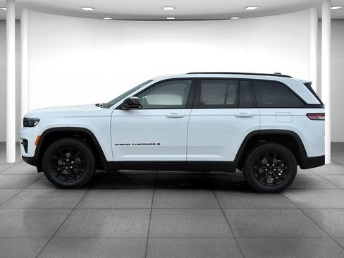 Used 2024 Jeep Grand Cherokee Altitude AWD/4WD image 4
