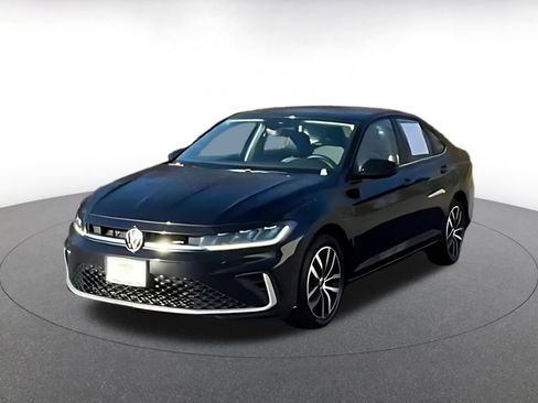 Used 2025 Volkswagen Jetta SE image 3