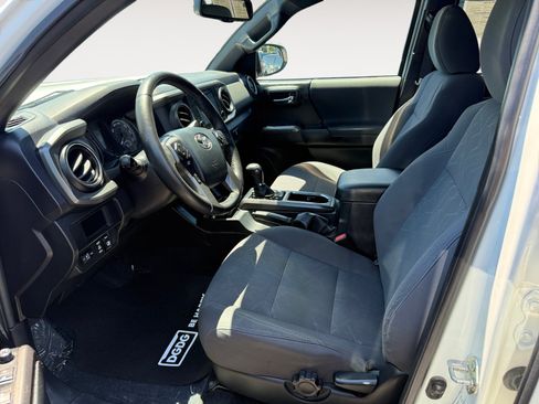 Used 2017 Toyota Tacoma TRD Off-Road AWD/4WD image 10