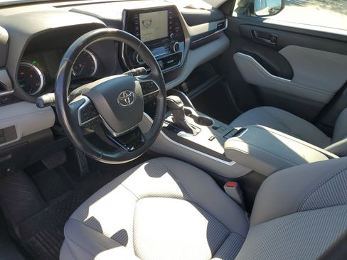 Used 2021 Toyota Highlander LE image 19