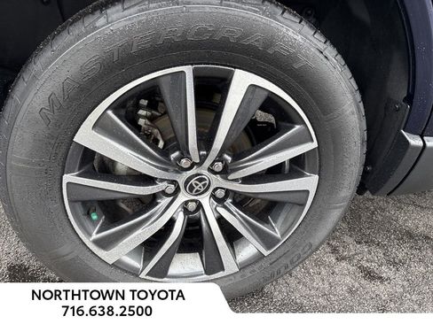 Used 2023 Toyota Venza LE image 25