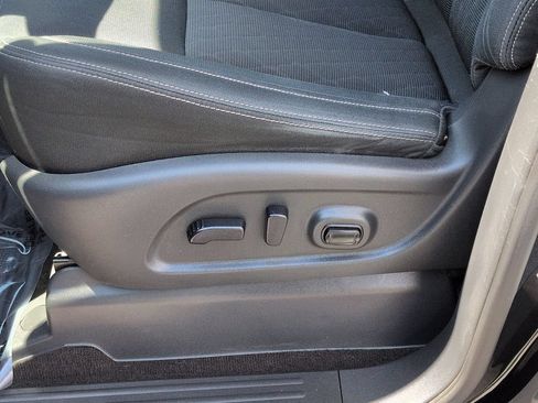 Used 2019 Nissan Titan SV w/ SV Convenience Package RWD image 12