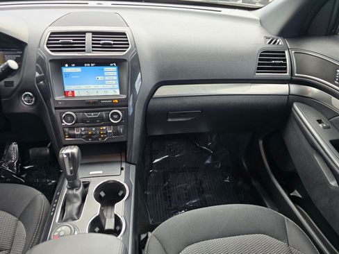 Used 2018 Ford Explorer XLT w/ Equipment Group 201A AWD/4WD image 3