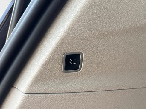 Used 2023 Chrysler Pacifica Touring-L FWD image 14