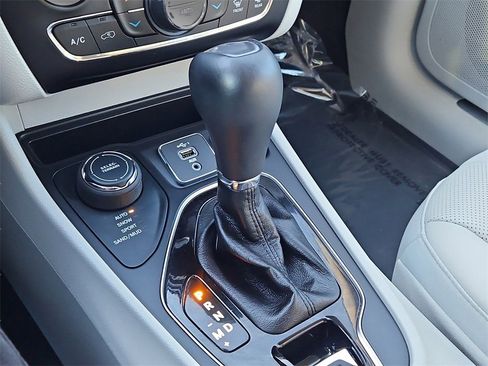 Used 2019 Jeep Cherokee Limited image 30