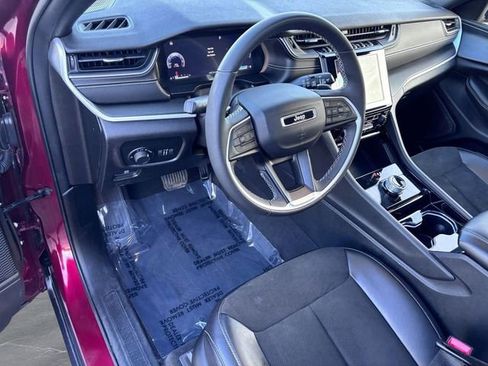 Used 2023 Jeep Grand Cherokee Altitude AWD/4WD image 9