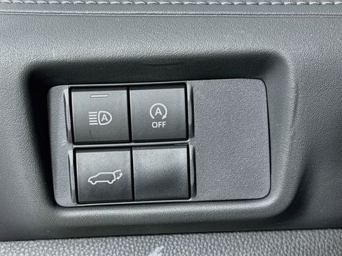 Used 2023 Toyota Highlander XLE AWD/4WD image 10