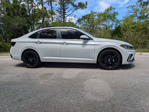 Used 2025 Volkswagen Jetta SE image 10