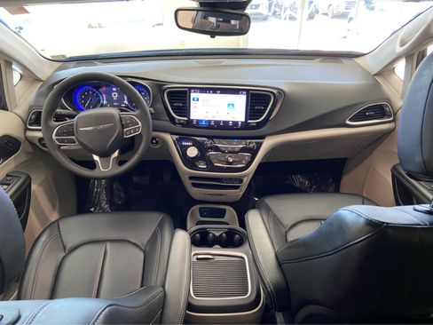 Used 2024 Chrysler Pacifica Touring-L FWD image 21