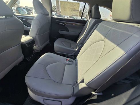 New 2026 Toyota Highlander Platinum image 20