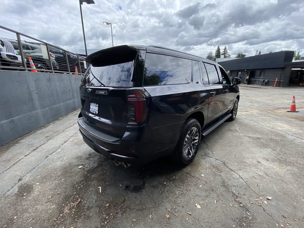 Used 2025 Chevrolet Suburban Z71 AWD/4WD image 6