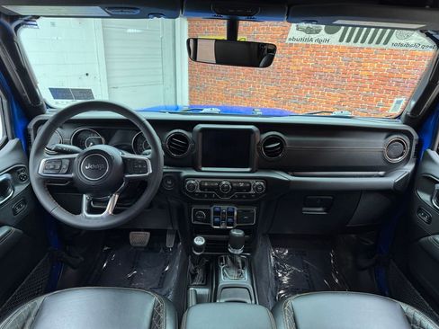 Used 2023 Jeep Gladiator Overland AWD/4WD image 12