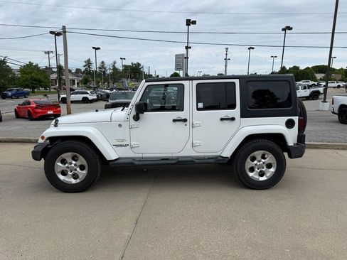 Used 2013 Jeep Wrangler Unlimited Sahara w/ Connectivity Group AWD/4WD image 9