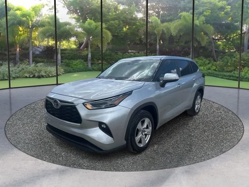 Used 2024 Toyota Highlander LE FWD image 1