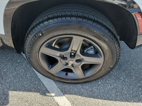 Used 2023 Land Rover Defender 90 X-Dynamic SE image 24