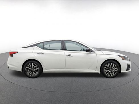 Used 2025 Nissan Altima 2.5 SV FWD image 10
