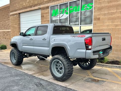 Used 2019 Toyota Tacoma TRD Sport AWD/4WD image 3