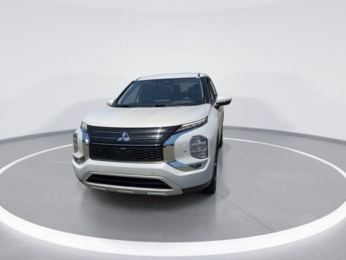 Used 2024 Mitsubishi Outlander AWD image 3