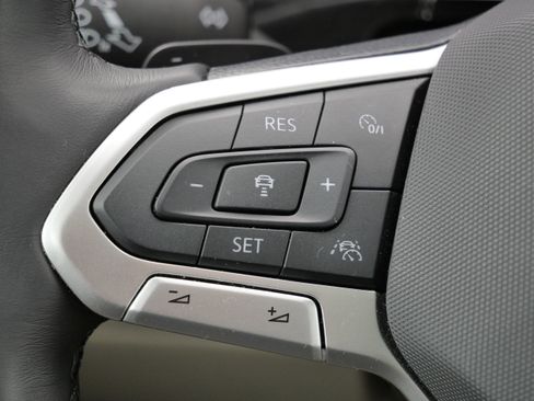 Certified 2025 Volkswagen Atlas SEL Premium R-Line image 32