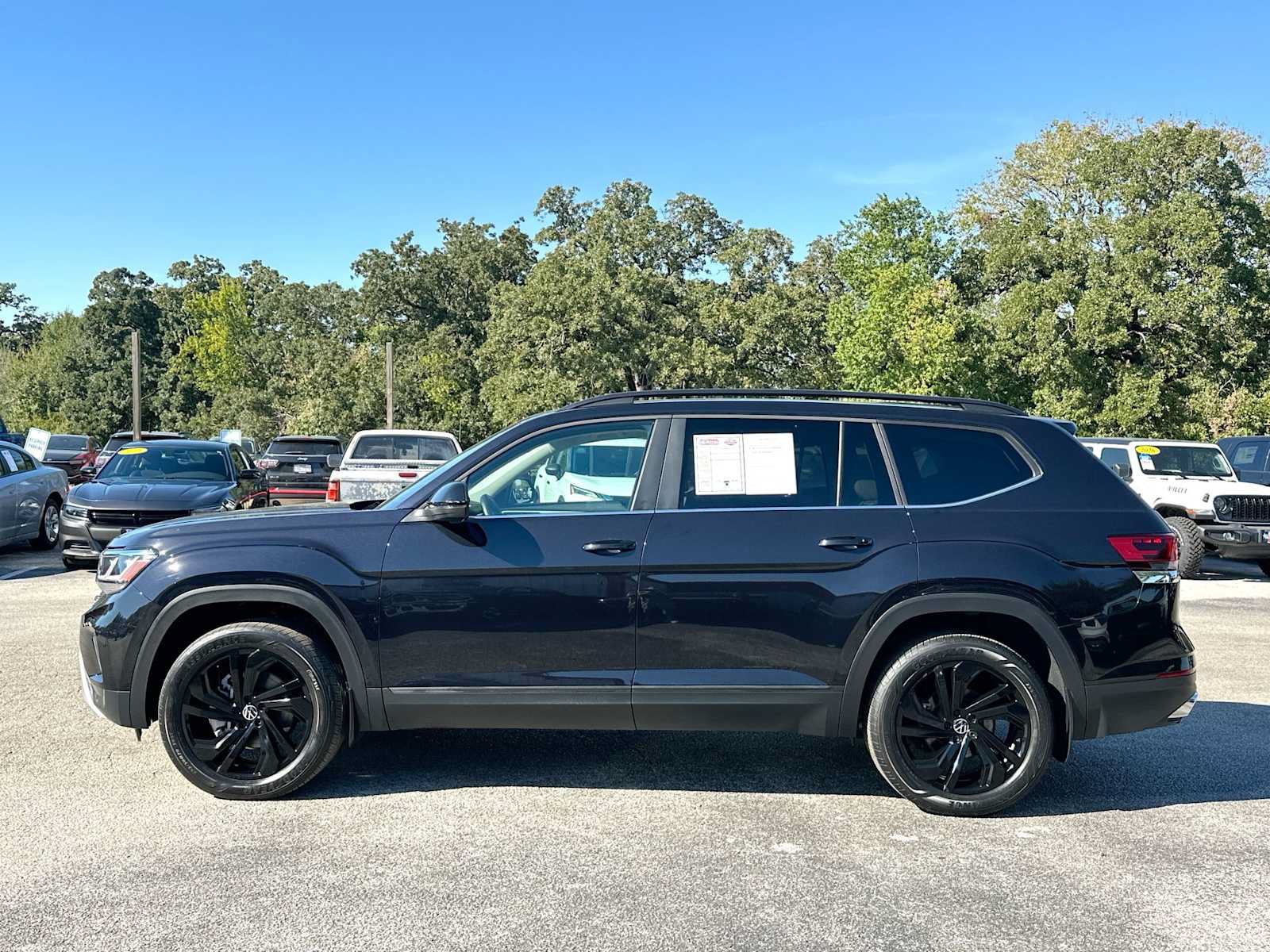 Used 2022 Volkswagen Atlas SE w/ Panoramic Sunroof Package AWD/4WD image 12