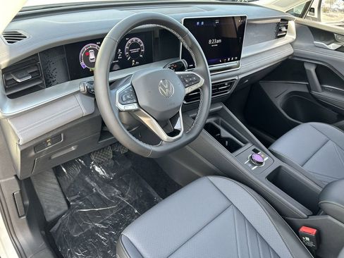 New 2026 Volkswagen Tiguan SE FWD image 14