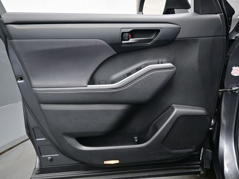 Used 2024 Toyota Highlander LE image 9
