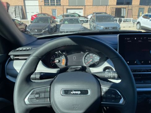 Used 2025 Jeep Compass Limited image 34