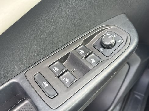 Used 2025 Volkswagen Taos SE AWD/4WD image 25