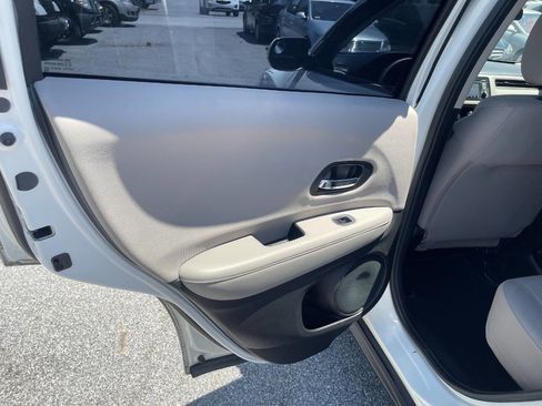 Used 2018 Honda HR-V LX image 16