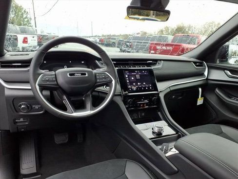 New 2025 Jeep Grand Cherokee Altitude image 12