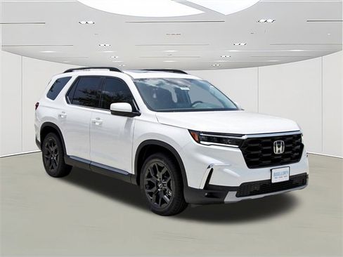New 2025 Honda Pilot Touring image 1