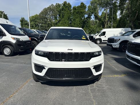 Used 2024 Jeep Grand Cherokee Limited w/ Black Appearance Package AWD/4WD image 4