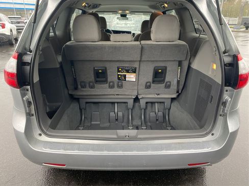 Used 2020 Toyota Sienna L image 11