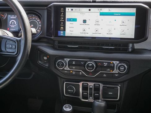 Used 2024 Jeep Gladiator Sport AWD/4WD image 16