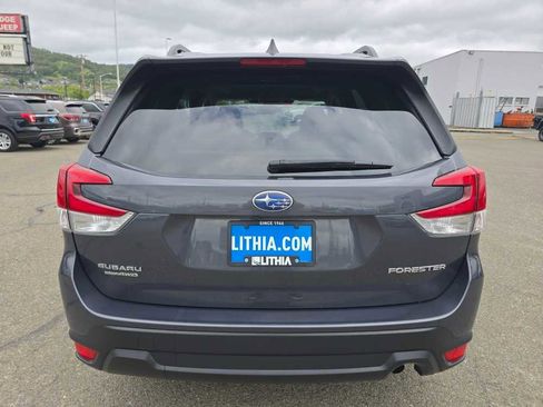 Used 2022 Subaru Forester Premium AWD/4WD image 4