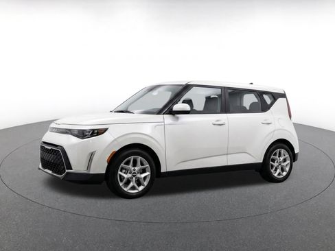 Used 2025 Kia Soul LX w/ LX Technology Package FWD image 3