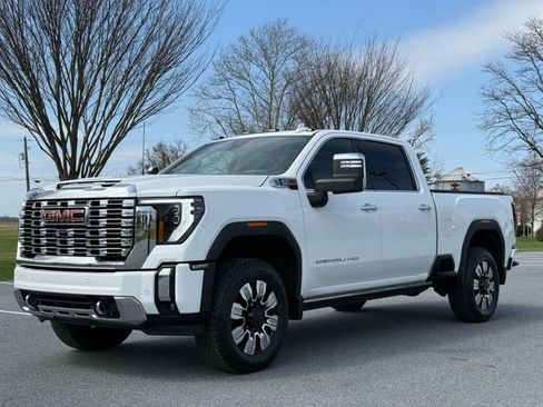 Used 2025 GMC Sierra 3500 Denali w/ Denali Reserve Package AWD/4WD image 3