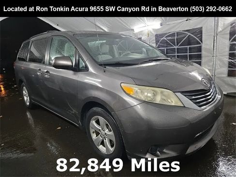 Used 2013 Toyota Sienna LE image 1