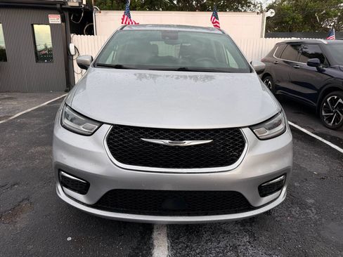 Used 2023 Chrysler Pacifica Touring FWD image 2