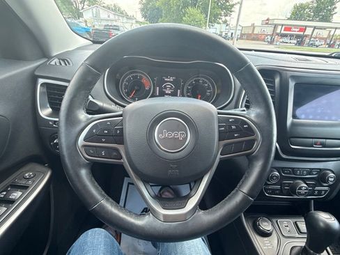 Used 2019 Jeep Cherokee Latitude Plus w/ Comfort/Convenience Group AWD/4WD image 20