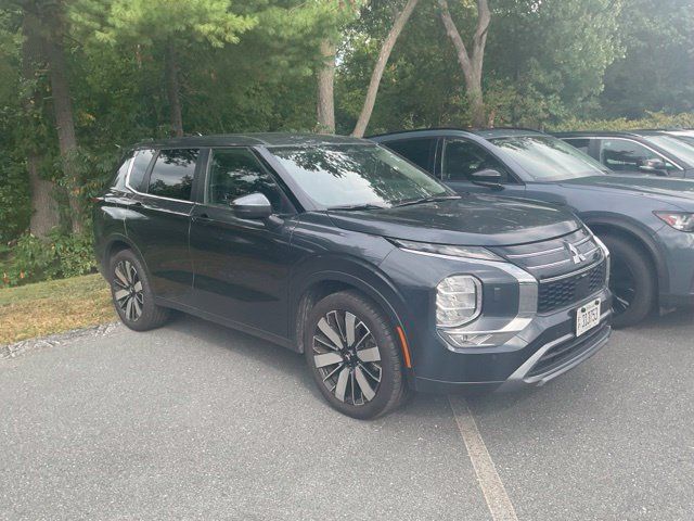 Used 2025 Mitsubishi Outlander SE AWD/4WD image 1