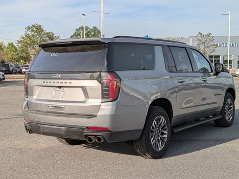 Used 2025 Chevrolet Suburban Z71 image 5