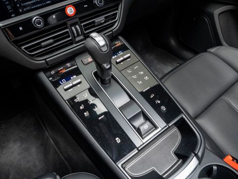 Certified 2026 Porsche Macan AWD/4WD image 23
