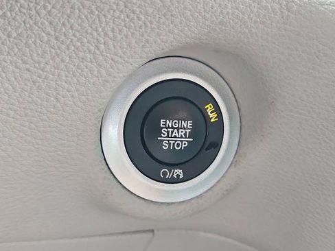 Used 2023 Chrysler Pacifica Touring-L FWD image 16
