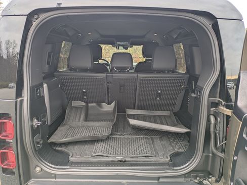 Used 2025 Land Rover Defender 110 X-Dynamic SE image 28