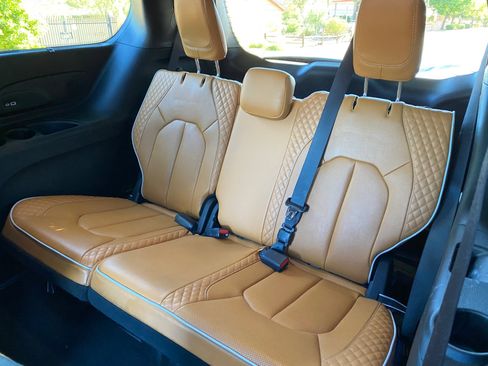 Used 2023 Chrysler Pacifica Pinnacle image 39