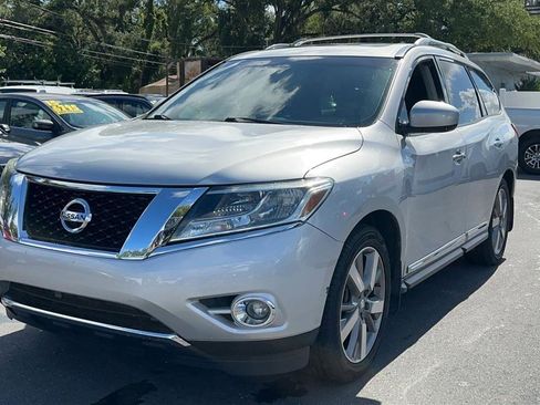 Used 2015 Nissan Pathfinder Platinum FWD image 3