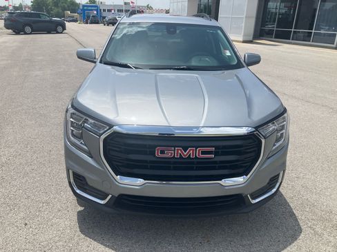 Used 2024 GMC Terrain SLE w/ Driver Convenience Package FWD image 2